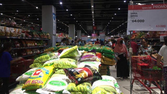 Ilustrasi berbelanja (Suasana supermarket di Apartemen Green Pramuka, Jakarta Pusat, Senin (2/3)). Foto: Ema Fitriyani/kumparan
