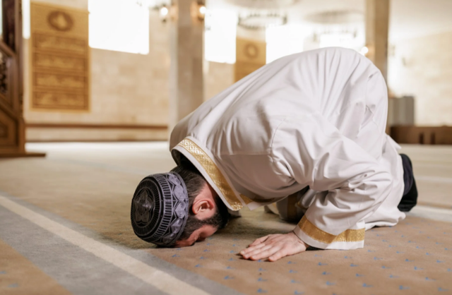 Salat, Contoh Yakin Bahwa Allah Maha Besar. Sumber: Alena Darmel/Pexels.com