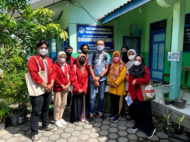 KKN 262 UMY bersama dosen pembimbing dan kepala sekolah SD Muhammadiyah Ambarketawang 2. Foto :Akhmad Zhafran Hanif/KKN 262