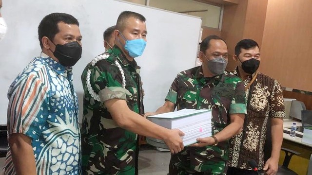 Kejaksaan menyerahkan berkas kasus korupsi Dana TWP AD ke Oditur Militer. Foto: Kejaksaan