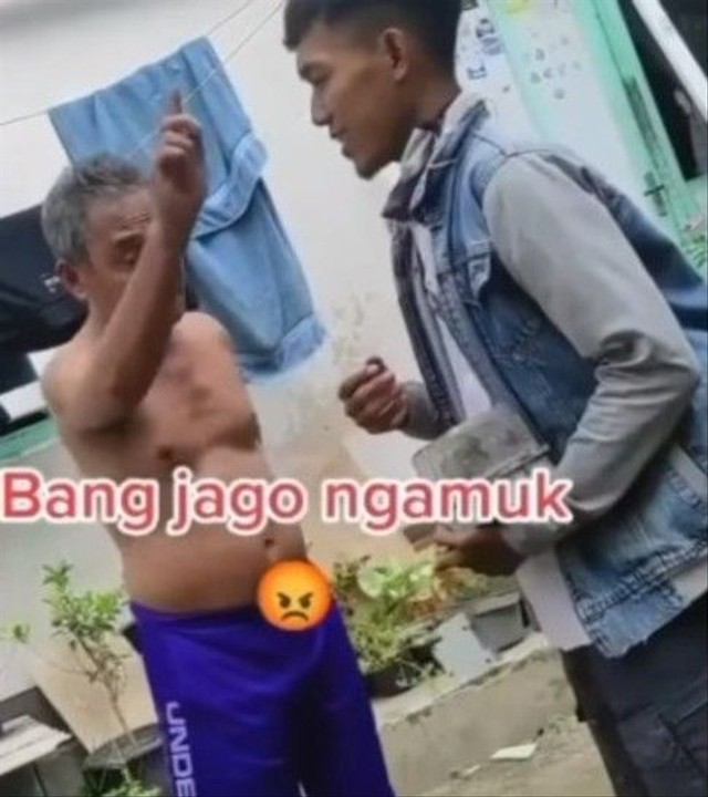 Viral petugas PLN dihajar saat memutus listrik rumah warga. (Foto: Instagram @memomedsos)