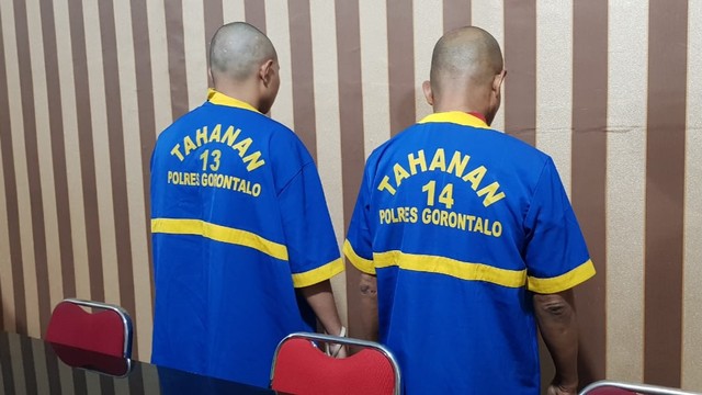 Dua pelaku pembuat dan pengedar uang palsu yang diamankan di Polres Gorontalo. Sabtu, (5/2). Foto: Dok banthayo 