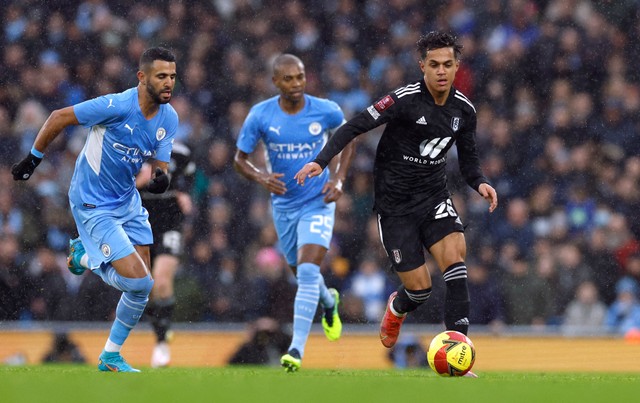 Fabio Carvalho dari Fulham beraksi dengan Riyad Mahrez dari Manchester City pada pertandingan Piala FA di Stadion Etihad, Manchester, Inggris - 5 Februari 2022. Foto: Action Images via Reuters/Jason Cairnduff