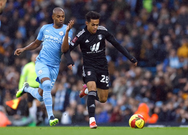 Pemain Manchester City Fernandinho beraksi dengan Fulham's Fabio Carvalho pada pertandingan Piala FA di Stadion Etihad, Manchester, Inggris - 5 Februari 2022. Foto: Action Images via Reuters/Jason Cairnduff