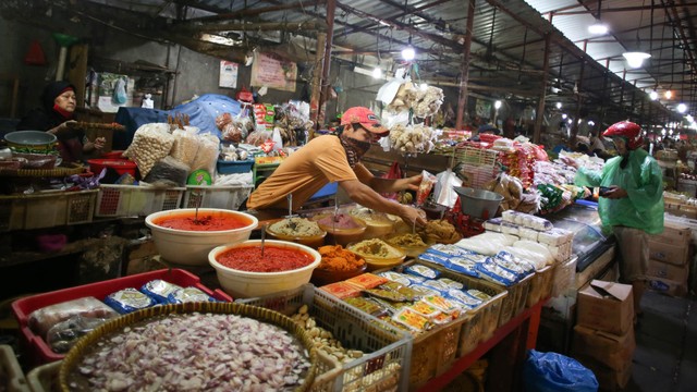 Pedagang menata dagangannya di Pasar Kebayoran, Jakarta, Sabtu (5/2/2022). Foto: Rivan Awal Lingga/ANTARA FOTO
