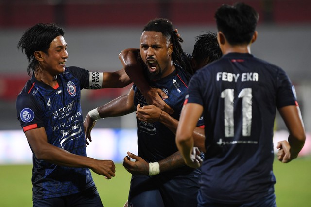 Pesepak bola Arema FC Carlos Fortes (kedua kanan) berselebrasi bersama rekannya setelah membobol gawang Persija dalam pertandingan sepak bola Liga 1 di Stadion I Wayan Dipta, Gianyar Bali, Sabtu (5/2/2022). Foto: Nyoman Budhiana/Antara