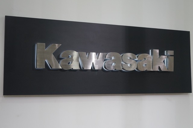 Logo Kawasaki di diler Kawasaki Motor Indonesia, Abdul Muis Jakarta. Foto: Sena Pratama/kumparan