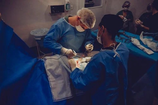 proses operasi di ruang bedah. foto: pexels.com