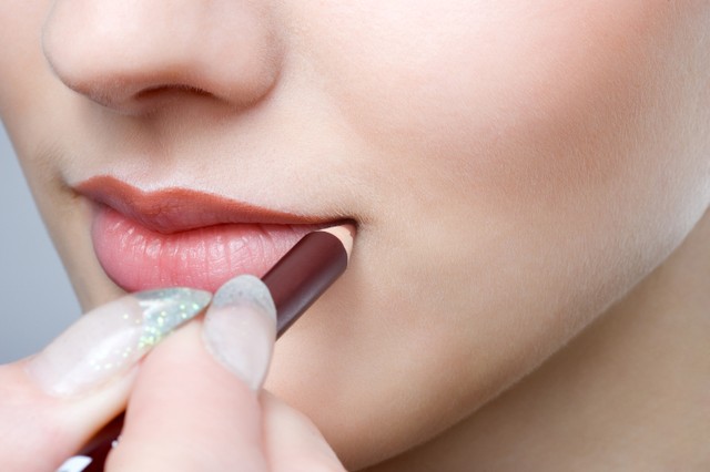 Ilustrasi memakai lip liner. Foto: Serghei Starus/Shutterstock