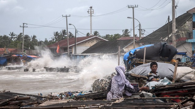 Gelombang tinggi disertai angin kencang menerjang kawasan tersebut di Teluk Labuan, Pandeglang, Banten, Minggu (6/2/2022). Foto: ANTARA FOTO/Muhammad Bagus Khoirunas