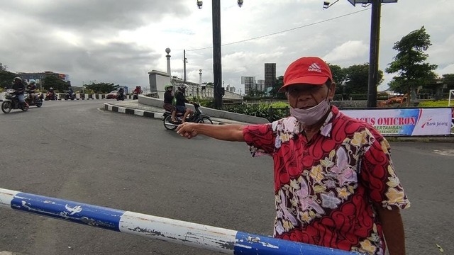 Saksi mata kecelakaan Ganjar saat bersepeda, Priyanto (63) saat menunjukan lokasi jatuhnya Ganjar. Foto: Intan Alliva/kumparan