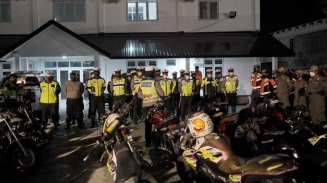Puluhan motor knalpot bising terjaring razia yang digelar polisi bersama tim gabungan di Kota Lhokseumawe, Aceh, Sabtu (5/2) malam. Foto: Dok. Polres Lhokseumawe 