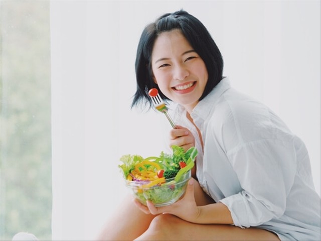 Ilustrasi diet sehat untuk wanita. Sumber foto: https://www.shutterstock.com/image-photo/asian-young-beautiful-woman-eating-salad-782878663
