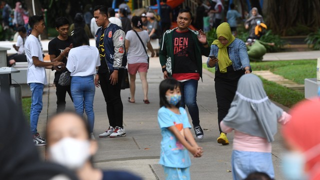 Sejumlah warga tidak mengenakan masker saat berkunjung ke Taman Lapangan Banteng, Jakarta, Minggu (6/2/2022). Foto: Akbar Nugroho Gumay/Antara Foto