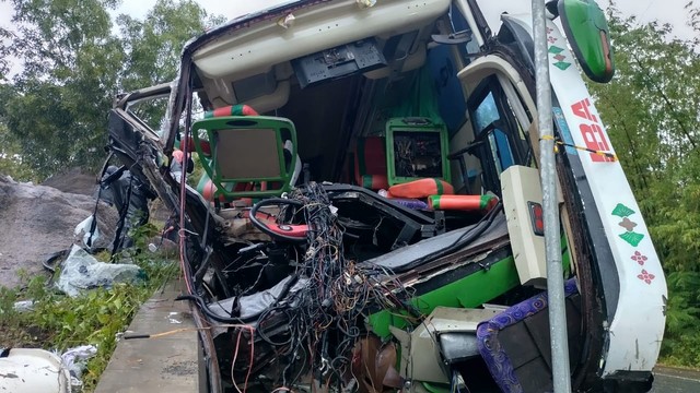 Bus pariwisata asal Solo mengalami kecelakaan tunggal di Jalan Mangunan, Imogiri, kabupaten Bantul. Foto: Arfiansyah Panji Purnandaru/kumparan