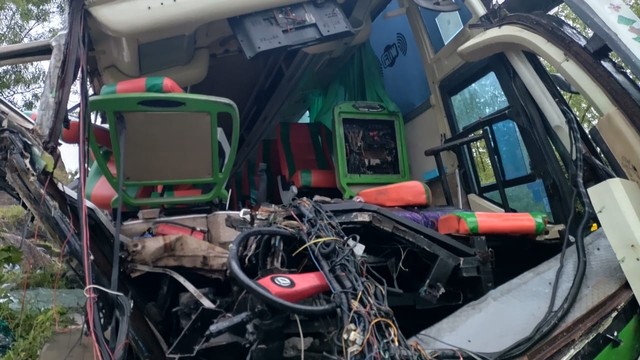 Bus pariwisata asal Solo mengalami kecelakaan tunggal di Jalan Mangunan, Imogiri, kabupaten Bantul Minggu (6/2/2022). Foto: Arfiansyah Panji Purnandaru/kumparan