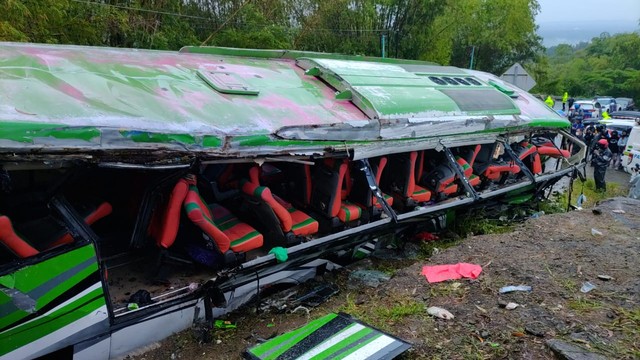 Bus pariwisata asal Solo mengalami kecelakaan tunggal di Jalan Mangunan, Imogiri, kabupaten Bantul Minggu (6/2/2022). Foto: Arfiansyah Panji Purnandaru/kumparan