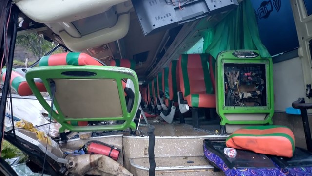 Bus pariwisata asal Solo mengalami kecelakaan tunggal di Jalan Mangunan, Imogiri, kabupaten Bantul Minggu (6/2/2022). Foto: Arfiansyah Panji Purnandaru/kumparan