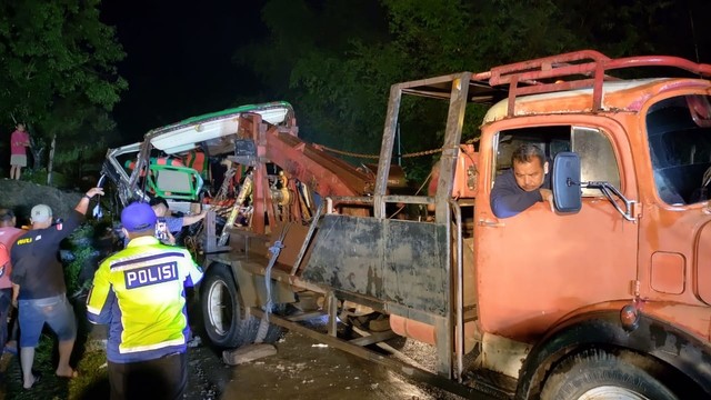 Alat berat diterjunkan untuk mengevakuasi bus wisata yang tabrak tebing di Imogiri, Bantul. Foto: Arfiansyah Panji Purnandaru/kumparan