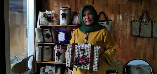 Perajin sekaligus pemilik d'moroy, Deny Moroyati, memperlihatkan produknya. (Foto: M Sobar Alfahri/Jambikita)
