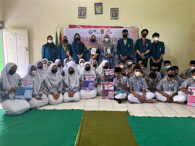 Foto bersama murid Mts Infarul Ghoy Semarang (Sumber: Pribadi)