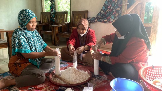 Proses pendampingan UMKM Kripik Tempe oleh KKN 083 Universitas Muhammadiyah Yogyakarta, Sumber: Foto Prbadi