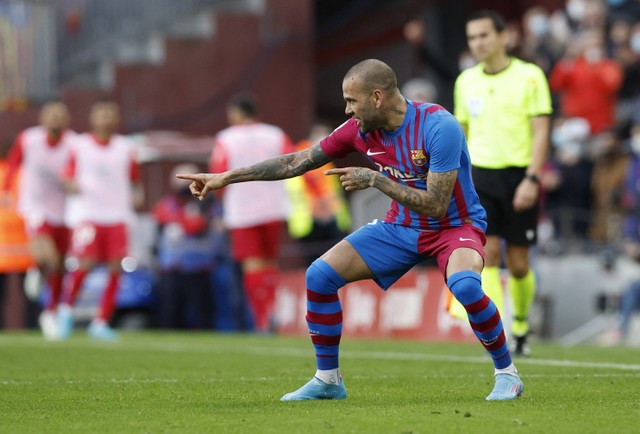 Dani Alves pada laga Barcelona vs Atletico Madrid. Foto: Albert Gea/REUTERS