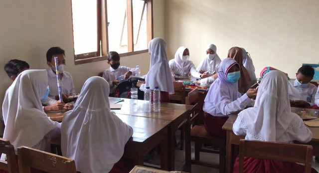 Foto Kegiatan Para Siswa SD Muhammadiyah Trini dalam Mengikuti Kegiatan Membuat Kerajinan. Kredit Foto : Dicky Arif / Anggota KKN (Kuliah Kerja Nyata) Universitas Muhammadiyah Yogyakarta.