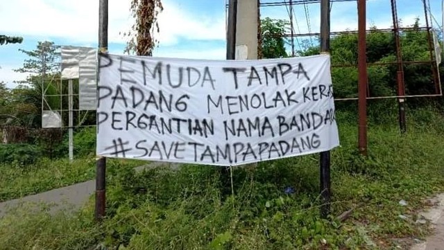 Spanduk protes Pemuda Tampa Padang terkait wacana penggantian nama bandara. Foto: Dok. Istimewa