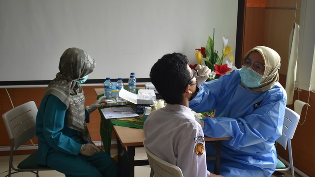 Siswa SMK SMTI Padang melaksanakan swab antigen sebagai syarat PTM