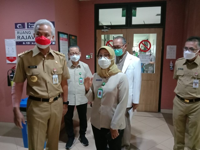 Gubernur Jawa Tengah Ganjar Pranowo berkeliling memantau kondisi RSUP dr. Kariadi Semarang. Tangan kanannya diperban karena luka akibat jatuh dari sepeda. Foto: Dok. Istimewa