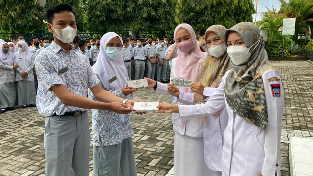 Pembagian tablet penambah darah kepada siswa SMK SMTI Padang