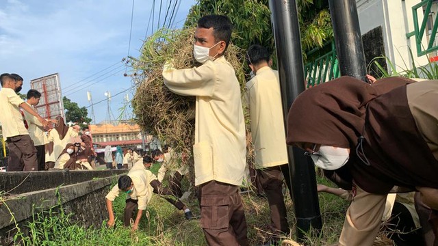 Aksi Jumat bersih sebagai bentuk pelestarian Perilaku Hidup Bersih dan Sehat