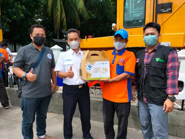Tim Ciremai Today dan Lembaga Pelayan Masyarakat (LPM) Dompet Dhuafa memberikan bantuan paket sembako untuk porter di Stasiun Cirebon.(Juan)
