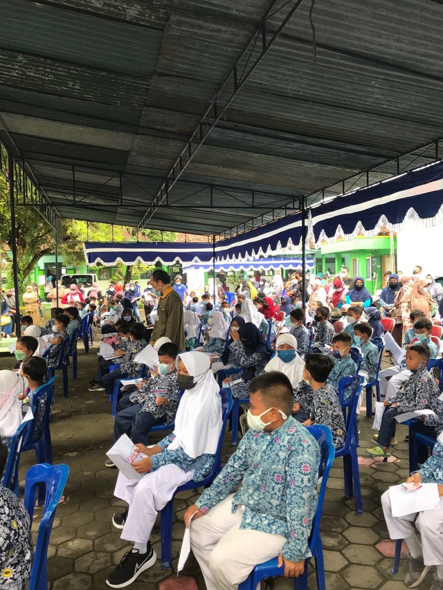 Foto Kegiatan Para Siswa Sekolah Dasar dalam Pelaksanaan Vaksin. Kredit Foto : Dicky Arif / Anggota KKN (Kuliah Kerja Nyata) Universitas Muhammadiyah Yogyakarta. 