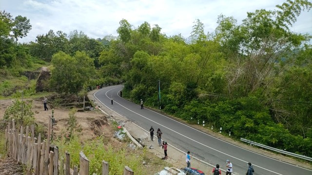 Jalan Imogiri-Dlingo, Wukirsari, Kecamatan Imogiri, Kabupaten Bantul dari atas Bukit Bego, Senin (7/2/2022). Foto: Kumparan/Arfiansyah Panji Purnandaru