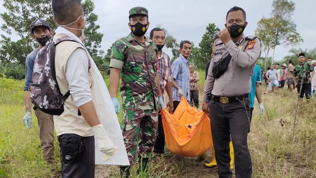 ANGGOTA Kepolisian dan TNI mengevakuasi mayat Vebby Riskika Mayasthani (16) yang ditemukan sudah tak bernyawa di kebun sawit, Kampung Benteng Hilir, Mempura, Siak. 