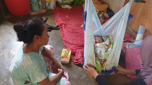 Waode Sitti Khairah bersama bayi perempuannya yang masih berusia lima puluh hari. Foto: Lukman Budianto/kendarinesia.