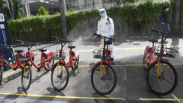 Foto: Penyemprotan Disinfektan di Kawasan Bundaran HI untuk Cegah COVID-19 (203296)