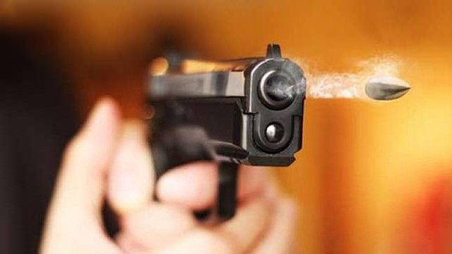 Ilustrasi sebutir peluru ditembakkan dari pistol. Foto: Shutterstock.