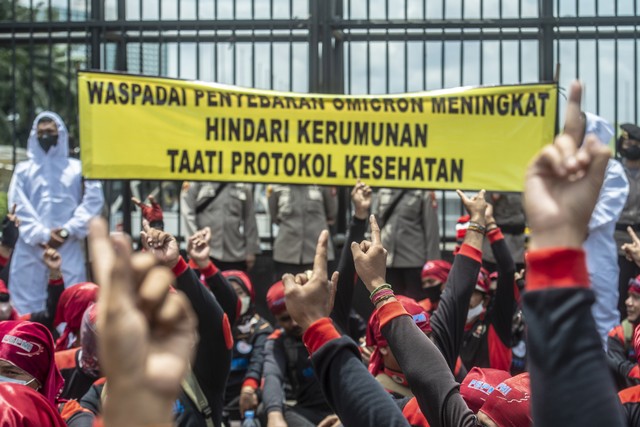 Foto: Demo Buruh Tolak Omnibus Law Cipta Kerja Di DPR | Kumparan.com