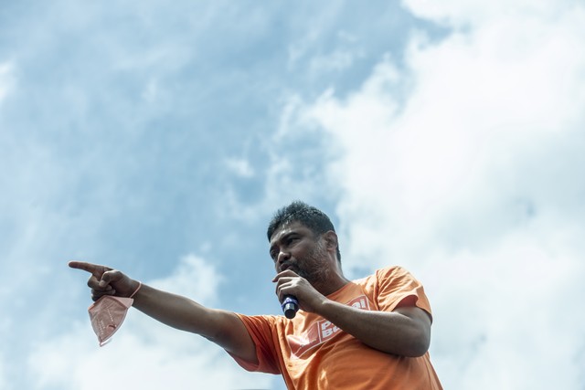 Presiden Konfederasi Serikat Pekerja Indonesia (KSPI) Said Iqbal berorasi saat aksi unjuk rasa di depan gedung DPR, Jakarta, Senin (7/2/2022). Foto: ANTARA FOTO/Muhammad Adimaja