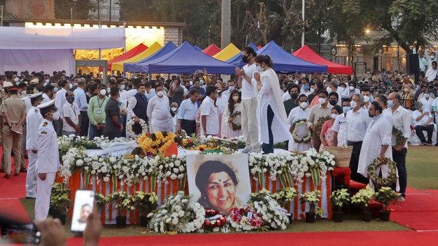 Shah Rukh Khan Dituding Meludah saat Berdoa di Depan Jenazah Lata Mangeshkar (77414)