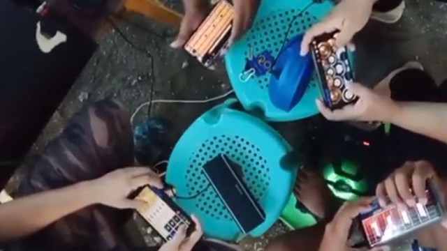 Ngeband pakai alat musik virtual. (Foto: @nikkoilham/Twitter)