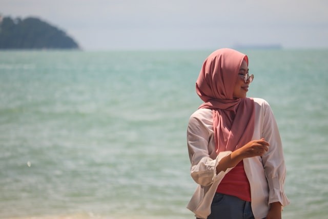 Ilustrasi Baju Pink Salem Cocok Dengan Jilbab Warna Apa. FOto: Pexels