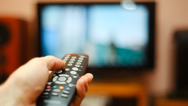 Ilustrasi menonton TV digital. Foto: Tomas Urbelionis/Shutterstock
