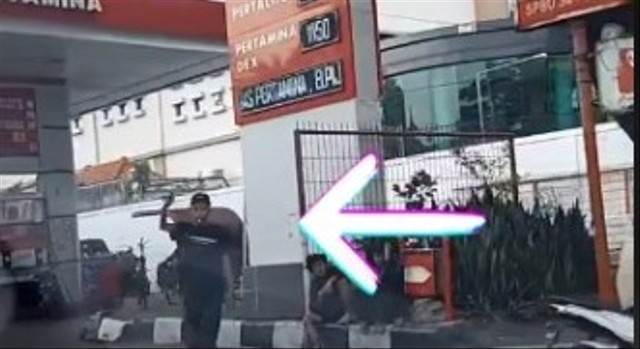 Viral kini ada tukang parkir di SPBU bikin geger warganet. (Foto: TikTok/@anti.jukir).