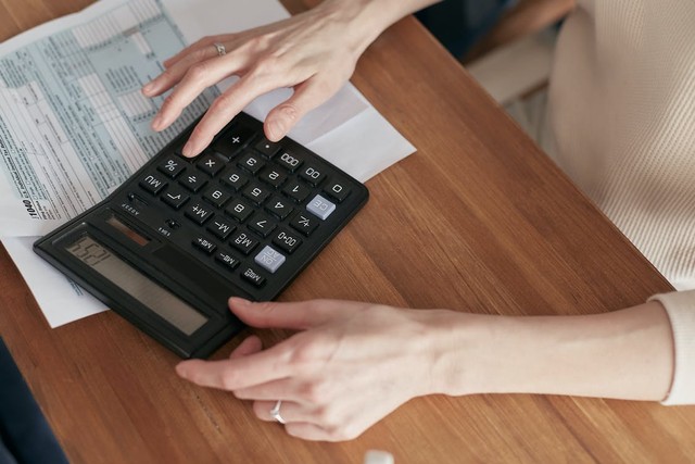 https://www.pexels.com/@mikhail-nilov - rumus fungsi permintaan