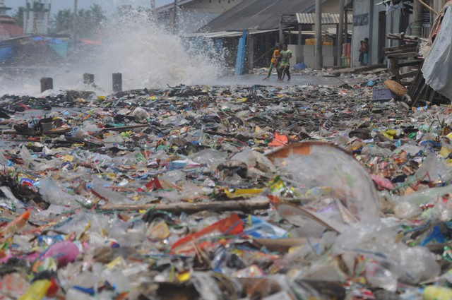 Foto: Tumpukan Sampah di Teluk Labuan Pandeglang Akibat Gelombang Tinggi (154429)