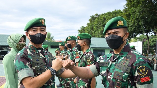 Danrem 132/Tadulako, Brigjen TNI Toto Nurwanto saat memberikan selamat dan semangat kepada prajurit 714/sm usai Kenaikan Pangkat Luar Biasa (KPLB) di Halaman Makorem, Senin (7/2). Foto: Penrem 132/Tadulako